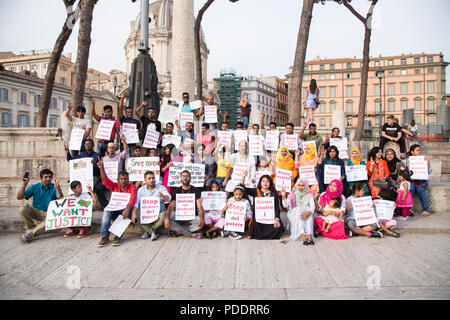 Rome, Italie. Le 08 août, 2018. Sit-in à la Piazza Madonna di Loreto à Rome organisée par le Bangladesh à Rome en solidarité avec la manifestation étudiante au Bangladesh. Crédit : Matteo Nardone/Pacific Press/Alamy Live News Banque D'Images