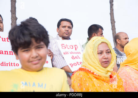 Rome, Italie. Le 08 août, 2018. Sit-in à la Piazza Madonna di Loreto à Rome organisée par le Bangladesh à Rome en solidarité avec la manifestation étudiante au Bangladesh. Crédit : Matteo Nardone/Pacific Press/Alamy Live News Banque D'Images