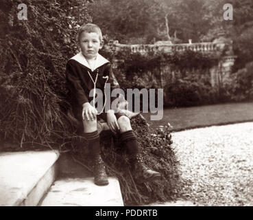 Portrait de la petite enfance de C.S. Lewis (nov. 29, 1898-nov. 22, 1963), romancier britannique, universitaire, critique littéraire, médiéviste, théologien, diffuseur, et apologiste chrétien. Lewis, qui a occupé des postes universitaires à l'Université d'Oxford et Cambridge University, avait été un enfant comme un élève à Campbell College à Belfast, en Irlande (la ville où il est né) de septembre à novembre 1910. La lampost sur le terrain de l'école est soupçonné d'avoir fait partie de son inspiration pour "Le Lion, La Sorcière Blanche et l'armoire' dans sa populaire série Chroniques de Narnia. Banque D'Images