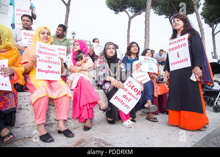 Rome, Italie. Le 08 août, 2018. Sit-in à la Piazza Madonna di Loreto à Rome organisée par le Bangladesh à Rome en solidarité avec la manifestation étudiante au Bangladesh. Crédit : Matteo Nardone/Pacific Press/Alamy Live News Banque D'Images