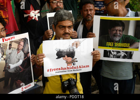 Kolkata, Inde. Le 08 août, 2018. Journaliste indien tenir des pancartes et prend part à une manifestation silencieuse pour protester contre l'attaque contre la journaliste et l'arrestation du célèbre photographe du Bangladesh et activiste Shahidul Alam à Dhaka. Credit : Saikat Paul/Pacific Press/Alamy Live News Banque D'Images