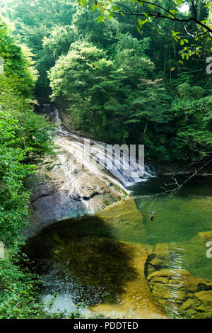 Le Japon travel concept - belle cascade de la vallée de yoro keikoku sous sun glow spectaculaire et matin ciel bleu dans la préfecture de Chiba, Japon Banque D'Images