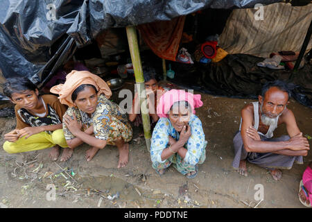 Les réfugiés rohingyas récemment arrivés dans leur abri à Kutupalong, Cox's Bazar, Bangladesh Banque D'Images