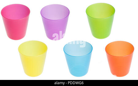 Verres en plastique multicolore sur fond blanc isolé. Coupe moderne design Banque D'Images