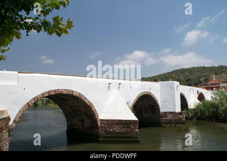 Vue de côté du pont romain en Silves, Algarve, Portugal. Il est connu comme le "Vieux Pont", Ponte Velha Banque D'Images