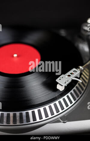 Close-up de la platine dj parti professionnel. Stade analogique pour l'équipement audio concert dans une discothèque. Jouer à mélanger des pistes de musique sur disques vinyles. Cartouche d'aiguille platines rayures disque vinyle. Festival de configuration DJ Banque D'Images