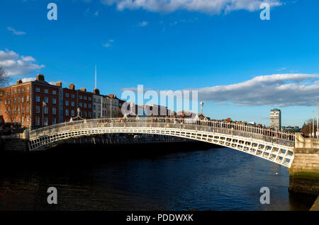 Ha'penny Bridge sur la Liffey Banque D'Images