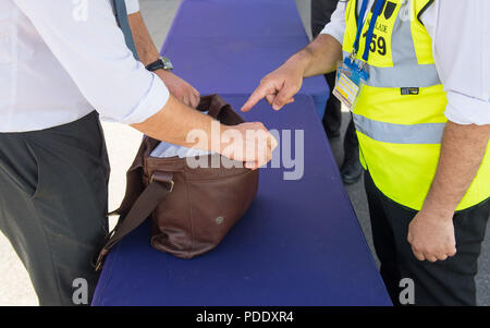 Un membre du personnel de sécurité effectue une recherche sac à Chelsea's stade de Stamford Bridge à Londres au cours d'une manifestation par la police antiterroriste network avant le début de la saison de Premier League. La police est encourageant les fans de football pour les aider à lutter contre le terrorisme en signalant tout problème de sécurité à l'occasion des matches. Banque D'Images