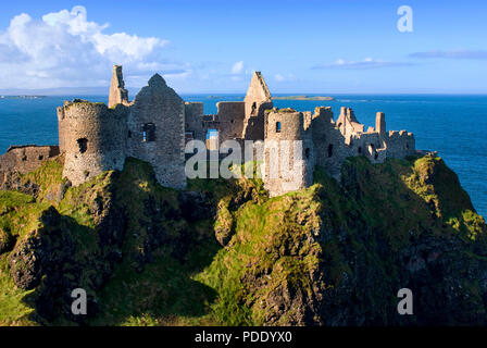 Ruines du château de Dunluce sur la côte irlandaise Banque D'Images