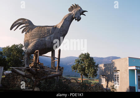 Statue de poulet géant à Lang Dinh un poulet (Village) près de Dalat au Vietnam Banque D'Images