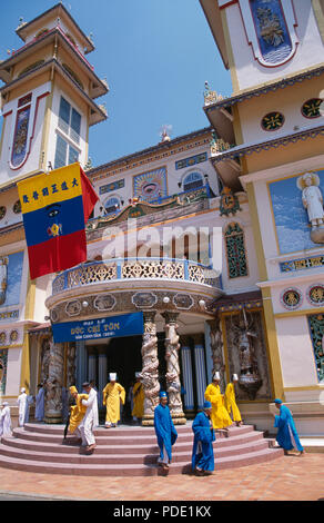 Moines en robes colorées sur les mesures au Grand Temple de cao dai, hoa Long à Tay Ninh, près de Ho Chi Minh Ville au Vietnam pour un usage éditorial uniquement Banque D'Images