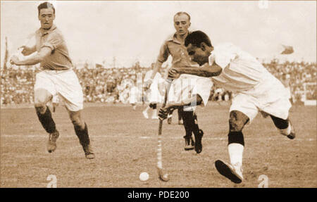 112 Dhyan Chand avec la balle contre la France dans la demi-finale des Jeux Olympiques 1936 Banque D'Images