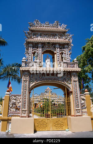 Passerelle ornementé à pagode Vinh Trang My Tho dans le Delta du Mékong au Vietnam Banque D'Images