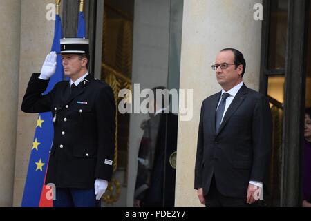 Novembre 26, 2014 - Paris, France : le président égyptien Abdel Fattah al-Sisi rencontre le président français François Hollande à l'Elysée. L'Égyptien est homme fort lors de sa première visite en Europe depuis sa Juillet 2013 coup d'état et la répression brutale qui a laissé plus d'un millier de manifestants morts au Caire. Le président français François Hollande se préparer un accueillir le président égyptien Abdel Fattah al-Sissi. *** FRANCE / PAS DE VENTES DE MÉDIAS FRANÇAIS *** Banque D'Images