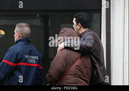 Janvier 07, 2015 - Paris, France : scène de l'extérieur du bureau de la revue satirique Charlie Hebdo après une attaque de tir mortel. Des hommes armés ont attaqué les bureaux d'hebdomadaire satirique français Charlie Hebdo à Paris mercredi, tuant au moins 12 personnes dans ce que le président François Hollande a dit, c'est sans aucun doute "une attaque terroriste". Une scène de l'exterieur de la rédaction de Charlie Hebdo, rue Nicolas Appert, peu apres l'attentat meurtrier du 7 janvier 2015. *** FRANCE / PAS DE VENTES DE MÉDIAS FRANÇAIS *** Banque D'Images