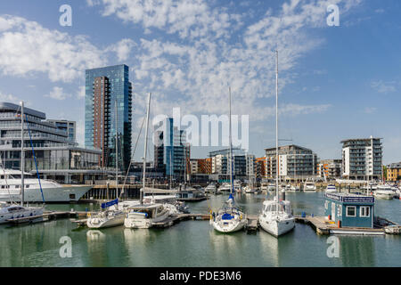 Vue de l'océan village marina Yacht Harbour l'architecture moderne de l'été 2018 skyline à Southampton, en Angleterre, dans le Hampshire, au Royaume-Uni Banque D'Images