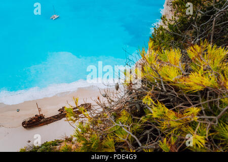 Close up de naufrage dans la plage de Navagio. L'eau de mer turquoise Azure et paradise sandy beach. Visite touristique célèbre monument sur l'île de Zakynthos, Grèce Banque D'Images