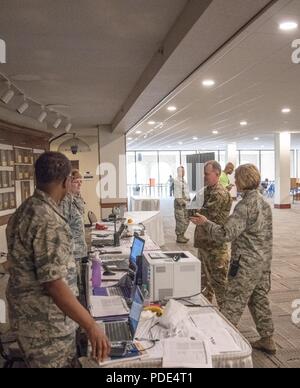 Le brigadier de l'armée américaine. Le général Stephen T. Sauter, général commandant adjoint du commandement médicale 3d visites avec les membres de l'armée américaine à la Savannah Civic Center le 12 mai 2018 à Savannah, en Géorgie. Le personnel est ici à l'appui de l'opération donner une plus grande Santé Savannah. La formation préparatoire à l'innovation est une occasion de formation militaire des États-Unis qui fournit des compétences et la préparation du déploiement du personnel militaire tout en s'occupant de la société civile et les besoins. Banque D'Images