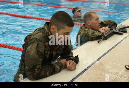 La CPS de l'armée américaine. Edgardo Santiago Norat, originaire de Lakeland, Floride affecté à la 65e brigade médicale, hoquets pour l'air à l'eau test de survie au cours de la 8 e armée 2018 Concours meilleur guerrier, qui s'est déroulée au Camp Casey, République de Corée, le 13 mai 2018. Le huitième meilleur guerrier de l'Armée de la concurrence est tenu de reconnaître et de sélectionner les plus qualifiés se sont enrôlés et junior sous-officier pour représenter 8 e armée à l'armée américaine meilleur guerrier Pacifique compétition à Schofield Barracks, HI. Le concours permettra également reconnaître l'agent les plus performants, l'adjudant et le Coréen Augme Banque D'Images