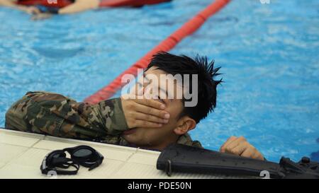 Le caporal de l'armée américaine Ji Heon, Choi, originaire de Séoul, République de Corée attribué à 106e MED DET (VSS), procède à l'eau test de survie au cours de la 8 e armée 2018 Concours meilleur guerrier, qui s'est déroulée au Camp Casey, République de Corée, le 13 mai 2018. Le huitième meilleur guerrier de l'Armée de la concurrence est tenu de reconnaître et de sélectionner les plus qualifiés se sont enrôlés et junior sous-officier pour représenter 8 e armée à l'armée américaine meilleur guerrier Pacifique compétition à Schofield Barracks, HI. Le concours permettra également reconnaître l'agent les plus performants, l'adjudant et le coréen l'augmentation à l'U Banque D'Images