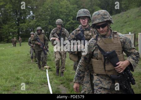 Les Marines américains avec le 6e Bataillon de soutien du génie, 4e Groupe Logistique Maritime maritime, Réserve des Forces canadiennes, et les commandos britanniques avec 131 Escadron Commando des Royal Engineers, l'armée britannique, de quitter la ligne de tir après la prise de cinq tables et de 6 dans le cadre de l'exercice de tir poignard Rouge à Fort Indiantown Gap, en Pennsylvanie, le 14 mai 2018. L'exercice Red poignard est un exercice d'entraînement bilatéral qui donne l'occasion d'échanger des Marines tactiques, techniques et procédures ainsi qu'établir des relations de travail avec leurs homologues britanniques. Banque D'Images