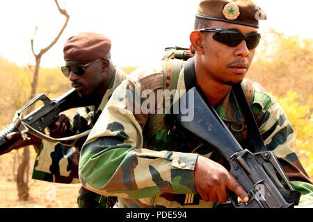 Chargés de cours avec l'armée sénégalaise mis en place des postes de sécurité lors d'un scénario de bataille avec United States Army 3e Escadron, 71e Régiment de cavalerie, 10e division de montagne au Centre d'entraînement tactique numéro 7 à Thiès, Sénégal, le 14 mai 2018. 10e Mountain a commencé à s'entraîner avec les professeurs le 30 avril 2018, afin de mieux les préparer à leur futur leader Recherche avancée Formation d'infanterie. Banque D'Images