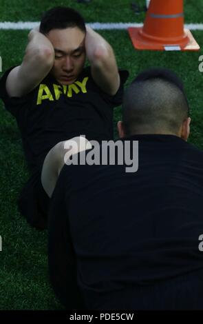 Circuit de l'armée américaine Tae Hoon Song, originaire de Séoul, République de Corée, affecté à la 2e Division d'infanterie, procède à des sit-ups, à l'Armée de test d'aptitude physique au cours de la 8 e armée 2018 Concours meilleur guerrier, qui s'est déroulée au Camp Casey, République de Corée, le 14 mai 2018. Le huitième meilleur guerrier de l'Armée de la concurrence est tenu de reconnaître et de sélectionner les plus qualifiés se sont enrôlés et junior sous-officier pour représenter 8 e armée à l'armée américaine meilleur guerrier Pacifique compétition à Schofield Barracks, HI. Le concours permettra également reconnaître l'agent les plus performants, l'adjudant et le coréen au Banque D'Images