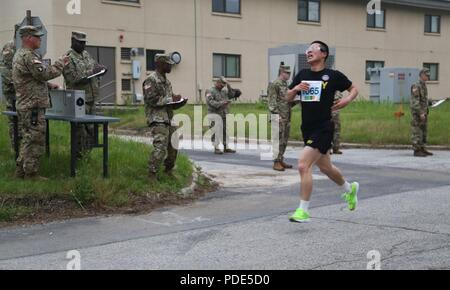 Circuit de l'armée américaine. N'Kim, originaire d'Incheon, République de Corée attribué à E CO, 2-1, 35e Bataillon ADA BDE, Camp Carroll, effectue une deux mile run à l'Armée de test d'aptitude physique au cours de la 8 e armée 2018 Concours meilleur guerrier, qui s'est déroulée au Camp Casey, République de Corée, le 14 mai 2018. Le huitième meilleur guerrier de l'Armée de la concurrence est tenu de reconnaître et de sélectionner les plus qualifiés se sont enrôlés et junior sous-officier pour représenter 8 e armée à l'armée américaine meilleur guerrier Pacifique compétition à Schofield Barracks, HI. Le concours permettra également reconnaître l'agent plus performantes, warr Banque D'Images