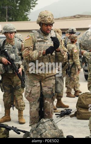 Le sergent de l'armée américaine. Williams Stallworth, originaire de Rialto, en Californie, affecté à la 19e chaîne de soutien expéditionnaire, se prépare à effectuer le Test de navigation terrestre au cours de la 8 e armée 2018 Concours meilleur guerrier, qui s'est déroulée au Camp Casey, République de Corée, le 14 mai 2018. Le huitième meilleur guerrier de l'Armée de la concurrence est tenu de reconnaître et de sélectionner les plus qualifiés se sont enrôlés et junior sous-officier pour représenter 8 e armée à l'armée américaine meilleur guerrier Pacifique compétition à Schofield Barracks, HI. Le concours permettra également reconnaître l'agent les plus performants, l'adjudant et K Banque D'Images