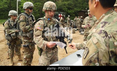 Le caporal de l'armée américaine, originaire de l'Abeille Jacob Naples, Floride affecté à la 2e Division d'infanterie, reçoit la carte pour effectuer l'essai de navigation terrestre au cours de la 8 e armée 2018 Concours meilleur guerrier, qui s'est déroulée au Camp Casey, République de Corée, le 14 mai 2018. Le huitième meilleur guerrier de l'Armée de la concurrence est tenu de reconnaître et de sélectionner les plus qualifiés se sont enrôlés et junior sous-officier pour représenter 8 e armée à l'armée américaine meilleur guerrier Pacifique compétition à Schofield Barracks, HI. Le concours permettra également reconnaître l'agent les plus performants, l'adjudant et augmentation de la Corée Banque D'Images