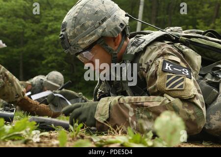 Circuit de l'armée américaine Tae Hoon Song, originaire de Séoul, République de Corée, affecté à la 2e Division d'infanterie, parcelles de points à la terre NavigationTest au cours de la 8 e armée 2018 Concours meilleur guerrier, qui s'est déroulée au Camp Casey, République de Corée, le 14 mai 2018. Le huitième meilleur guerrier de l'Armée de la concurrence est tenu de reconnaître et de sélectionner les plus qualifiés se sont enrôlés et junior sous-officier pour représenter 8 e armée à l'armée américaine meilleur guerrier Pacifique compétition à Schofield Barracks, HI. Le concours permettra également reconnaître l'agent les plus performants, l'adjudant et augmentation de la Corée Banque D'Images