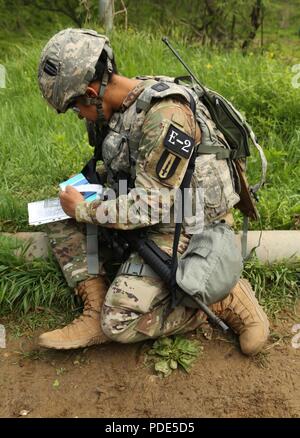 Circuit de l'armée américaine. Samera Taylor, originaire de Lake City, Floride, affecté à la 1re Brigade du signal, procède à l'essai de navigation terrestre au cours de la 8 e armée 2018 Concours meilleur guerrier, qui s'est déroulée au Camp Casey, République de Corée, le 14 mai 2018. Le huitième meilleur guerrier de l'Armée de la concurrence est tenu de reconnaître et de sélectionner les plus qualifiés se sont enrôlés et junior sous-officier pour représenter 8 e armée à l'armée américaine meilleur guerrier Pacifique compétition à Schofield Barracks, HI. Le concours permettra également reconnaître l'agent les plus performants, l'adjudant et le coréen l'augmentation à l'Ar des États-Unis Banque D'Images