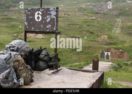 La FPC. Kim, Do, originaire de Incheon, Corée du Sud, affecté à la 35e Brigade d'artillerie de défense aérienne, engage une cible à l'analyse de stress au cours de la 8 e armée meilleur guerrier de la concurrence, s'est déroulée au Camp Casey, République de Corée, le 14 mai. La 8e Armée BWC reconnaît et sélectionne les plus qualifiés se sont enrôlés et junior sous-officier pour représenter 8 e armée à l'armée américaine meilleur guerrier Pacifique compétition à Schofield Barracks, HI, en juin. Le concours permettra également reconnaître l'agent les plus performants, l'adjudant et le coréen de renforts à l'Armée américaine à la Huitième Armée soldat Banque D'Images