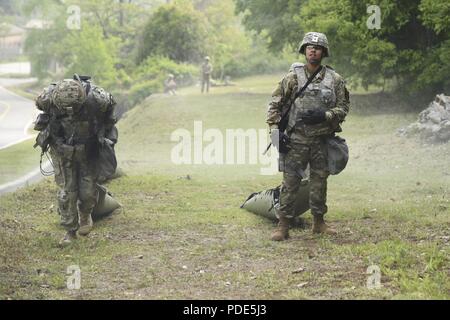 La FPC. Samera Taylor, originaire de Lake City, FL, affecté à la 1ère Brigade du signal, tire sur une victime simulée à l'analyse de stress au cours de la 8 e armée meilleur guerrier de la concurrence, s'est déroulée au Camp Casey, République de Corée, le 14 mai. La 8e Armée BWC reconnaît et sélectionne les plus qualifiés se sont enrôlés et junior sous-officier pour représenter 8 e armée à l'armée américaine meilleur guerrier Pacifique compétition à Schofield Barracks, HI, en juin. Le concours permettra également reconnaître l'agent les plus performants, l'adjudant et le coréen de renforts à l'armée américaine soldat à la 8e armée. Banque D'Images