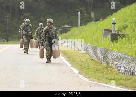 Concurrents transporter 5-3,78 l d'eau les conteneurs dans le cas des tiges de stress au cours de la 8 e armée meilleur guerrier de la concurrence, s'est déroulée au Camp Casey, République de Corée, le 14 mai. La 8e Armée BWC reconnaît et sélectionne les plus qualifiés se sont enrôlés et junior sous-officier pour représenter 8 e armée à l'armée américaine meilleur guerrier Pacifique compétition à Schofield Barracks, HI, en juin. Le concours permettra également reconnaître l'agent les plus performants, l'adjudant et le coréen de renforts à l'armée américaine soldat à la 8e armée. Banque D'Images