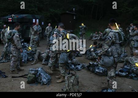 Les concurrents se préparer eux-mêmes et leur équipement avant la nuit de la navigation terrestre au cours de la 8 e armée meilleur guerrier de la concurrence, s'est déroulée au Camp Casey, République de Corée, le 14 mai. La 8e Armée BWC reconnaît et sélectionne les plus qualifiés se sont enrôlés et junior sous-officier pour représenter 8 e armée à l'armée américaine meilleur guerrier Pacifique compétition à Schofield Barracks, HI, en juin. Le concours permettra également reconnaître l'agent les plus performants, l'adjudant et le coréen de renforts à l'armée américaine soldat à la 8e armée. Banque D'Images