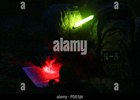 Le Cpl. Chanson, Tae Hoon, originaire de Séoul, Corée du Sud, attribué à 1st Armored Brigade Combat Team, 3ème Division d'infanterie dans le cadre de l'appui des forces de rotation 2e Division d'infanterie, parcelles de points sur une carte à la nuit de la navigation terrestre au cours de la 8 e armée meilleur guerrier de la concurrence, s'est déroulée au Camp Casey, République de Corée, le 14 mai. La 8e Armée BWC reconnaît et sélectionne les plus qualifiés se sont enrôlés et junior sous-officier pour représenter 8 e armée à l'armée américaine meilleur guerrier Pacifique compétition à Schofield Barracks, HI, en juin. Le concours permettra également de reconnaître les Banque D'Images