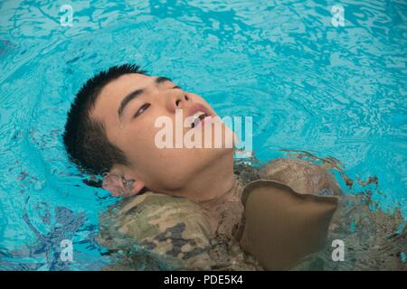 Le coréen l'augmentation à l'US Army Soldier Cpl. Kim San Baek, affecté à la 501e Brigade de renseignement militaire, utilise sa utilise son pantalon pour rester à flot au cours de la Huitième Armée, la concurrence meilleur Guerrier au Camp Casey, République de Corée, le 13 mai 2018. Le huitième meilleur guerrier de l'Armée de la concurrence est tenu de reconnaître et de sélectionner les plus qualifiés se sont enrôlés et junior sous-officier pour représenter 8 e armée à l'armée américaine meilleur guerrier Pacifique compétition à Schofield Barracks, HI. Le concours permettra également reconnaître l'agent les plus performants, l'adjudant et le Coréen Augmentat Banque D'Images