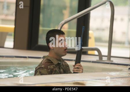 Le coréen l'augmentation à l'US Army Soldier Cpl. Kim San Baek, affecté à la 501e Brigade de renseignement militaire, décroche une carabine M4-fusil factice au cours de la Huitième Armée, la concurrence meilleur Guerrier au Camp Casey, République de Corée, le 13 mai 2018. Le huitième meilleur guerrier de l'Armée de la concurrence est tenu de reconnaître et de sélectionner les plus qualifiés se sont enrôlés et junior sous-officier pour représenter 8 e armée à l'armée américaine meilleur guerrier Pacifique compétition à Schofield Barracks, HI. Le concours permettra également reconnaître l'agent les plus performants, l'adjudant et le coréen de renforts à t Banque D'Images