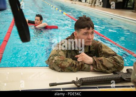 Circuit de l'armée américaine. Michael Jageleski, affecté à la 19e Commandement de soutien expéditionnaire, il repose sur le bord d'une piscine après avoir rempli la partie de l'eau test de survie au cours de la Huitième Armée, la concurrence meilleur Guerrier au Camp Casey, République de Corée, le 13 mai 2018. Le huitième meilleur guerrier de l'Armée de la concurrence est tenu de reconnaître et de sélectionner les plus qualifiés se sont enrôlés et junior sous-officier pour représenter 8 e armée à l'armée américaine meilleur guerrier Pacifique compétition à Schofield Barracks, HI. Le concours permettra également reconnaître l'agent les plus performants, l'adjudant et K Banque D'Images