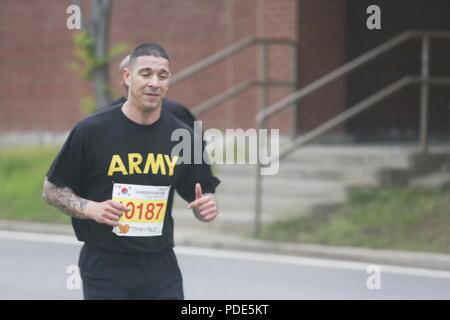 U.S. Army WO1 Jonathan R. Myers, affecté à la 501e Brigade de renseignement militaire, procède à la 2-mile run événement au cours de la Huitième Armée, la concurrence meilleur Guerrier au Camp Casey, République de Corée, le 14 mai 2018. Le huitième meilleur guerrier de l'Armée de la concurrence est tenu de reconnaître et de sélectionner les plus qualifiés se sont enrôlés et junior sous-officier pour représenter 8 e armée à l'armée américaine meilleur guerrier Pacifique compétition à Schofield Barracks, HI. Le concours permettra également reconnaître l'agent les plus performants, l'adjudant et le coréen de renforts à l'Armée américaine à la huitième soldat Banque D'Images