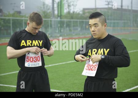 La 1ère Armée américaine, le lieutenant Roman Hatala, affecté à la 2e Division d'infanterie, à gauche, et l'augmentation de la Corée à l'armée américaine le Cpl. Kwon Do Yoon, affecté à la 2e Division d'infanterie, fixer leurs plaques d'identification au cours de la Huitième Armée, la concurrence meilleur Guerrier au Camp Casey, République de Corée, le 14 mai 2018. Le huitième meilleur guerrier de l'Armée de la concurrence est tenu de reconnaître et de sélectionner les plus qualifiés se sont enrôlés et junior sous-officier pour représenter 8 e armée à l'armée américaine meilleur guerrier Pacifique compétition à Schofield Barracks, HI. La concurrence va aussi reconnaître le haut pe Banque D'Images