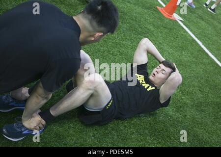 Circuit de l'armée américaine. Michael Jageleski, affecté à la 19e Commandement de soutien expéditionnaire, mène des pompes au cours de la Huitième Armée, la concurrence meilleur Guerrier au Camp Casey, République de Corée, le 14 mai 2018. Le huitième meilleur guerrier de l'Armée de la concurrence est tenu de reconnaître et de sélectionner les plus qualifiés se sont enrôlés et junior sous-officier pour représenter 8 e armée à l'armée américaine meilleur guerrier Pacifique compétition à Schofield Barracks, HI. Le concours permettra également reconnaître l'agent les plus performants, l'adjudant et le coréen de renforts à l'armée américaine soldat à la 8e Armée leve Banque D'Images