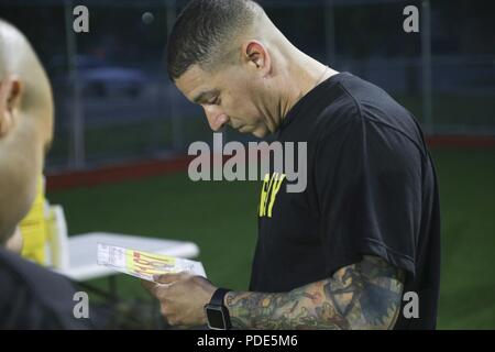 U.S. Army WO1 Jonathan R. Myers, affecté à la 501e Brigade de renseignement militaire, observe son étiquette d'identification au cours de la Huitième Armée, la concurrence meilleur Guerrier au Camp Casey, République de Corée, le 14 mai 2018. Le huitième meilleur guerrier de l'Armée de la concurrence est tenu de reconnaître et de sélectionner les plus qualifiés se sont enrôlés et junior sous-officier pour représenter 8 e armée à l'armée américaine meilleur guerrier Pacifique compétition à Schofield Barracks, HI. Le concours permettra également reconnaître l'agent les plus performants, l'adjudant et le coréen de renforts à l'armée américaine est battu sur le E Banque D'Images