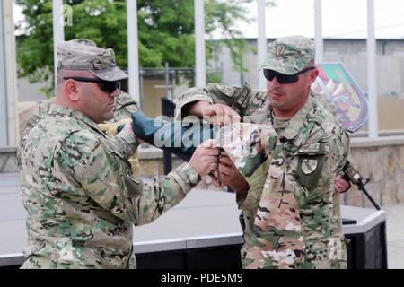 L'AÉRODROME DE BAGRAM (Afghanistan) - Le Lieutenant-colonel de l'armée géorgienne Lasha Aduashuili et 1er Sgt. Genry Simsive, 31e Bataillon d'infanterie légère géorgienne et commandant, chef senior engagé leur cas, les couleurs de l'unité, le 14 mai 2018, après avoir effectué un déploiement de six mois en Afghanistan dans le cadre de la mission d'appui résolu. Le 11e Bataillon d'infanterie légère de la Géorgie a officiellement remplacé le 31e Bataillon d'infanterie légère de la Géorgie au cours d'une cérémonie de transfert d'autorité a tenu à Bagram Airfield. (L'OTAN Banque D'Images