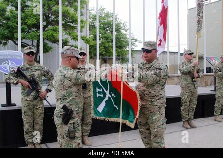 L'AÉRODROME DE BAGRAM, en Afghanistan (14 mai 2018) - Le Lieutenant-colonel de l'armée géorgienne Irakli Chitanava et 1er Sgt. Sustsumia Goga, 11e Bataillon d'infanterie légère géorgienne et commandant chef enrôlé senior, déploie l'unité de leurs couleurs, 14 mai 2018, au cours d'une cérémonie de transfert d'autorité à Bagram Airfield. Le 11e Bataillon d'infanterie légère de la Géorgie a officiellement remplacé le 31e Bataillon d'infanterie légère géorgienne après leur déploiement de six mois en Afghanistan. (L'OTAN Banque D'Images