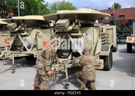 Des soldats américains affectés à la Compagnie Bravo du 151e Bataillon du Corps expéditionnaire, Théâtre du Signal 228e Brigade Signal tactique, en Caroline du Sud, de l'inventaire de la Garde nationale et la conduite des opérations de maintenance sur un terminal mobile par satellite, le 15 mai 2018 à Boleslawiec, Pologne. L'entreprise est sur un déploiement de neuf mois à l'Europe de soutenir le théâtre 2e Brigade de l'armée américaine et du signal de l'Europe avec d'autres signaux tactiques et stratégiques. Banque D'Images