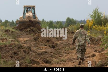 Des soldats américains de la 194e Brigade du Génie de la Garde nationale, Tennessee, effectuer les opérations de construction horizontale tout en commençant la construction d'un déménagement armored cible (MAT) au cours de Resolute à 2018 Château une gamme près de la zone d'entraînement de Drawsko Pomorskie, Pologne, le 15 mai 2018. Resolute Castle est un exercice d'entraînement multinational pour l'OTAN et l'armée américaine des ingénieurs, qui prend en charge la résolution de l'Atlantique en favorisant l'interopérabilité. Résoudre l'Atlantique est une démonstration de l'engagement des États-Unis à la sécurité collective de l'Europe à travers le déploiement de forces américaines en rotation en coopération Banque D'Images