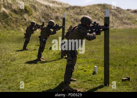 Les Marines américains avec l'adresse au tir, Société de formation La formation d'armes bataillon, effectuer des exercices de tir avec une SA80 un fusil d'assaut2 au cours de la Royal Marine tir opérationnel (RMOSC Competiton) au Camp d'entraînement, Altcar Hightown, Royaume-Uni, le 15 mai 2018. Le Corps des Marines américains voyages au Royaume-Uni chaque année pour soutenir la concurrence dans l'(RMOSC) avec la possibilité d'échanger des expériences opérationnelles, physiques et la formation. markmanship Banque D'Images