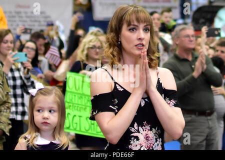 Kelsey Foster et sa fille Claire anticiper l'arrivée imminente de Sgt. Ashton Foster de Joint Base Elmendorf-Richardson Hangar 1 du dimanche 13 mai. Près de 300 parachutistes, de l'armée américaine Alaska's 4th Infantry Brigade Combat Team (Airborne), 25e Division d'infanterie, au retour d'un déploiement de neuf mois en Afghanistan dans le cadre de l'opération Liberté's Sentinel. (L'Armée Banque D'Images